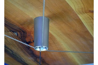 Système de tendeurs à câbles pour plateaux de table